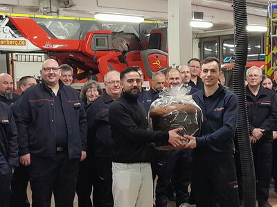 Übergabe vor der versammelten Herrenberger Feuerwehr mit Osteria Juniorchef Davide Costanza und Florian Riederer von der Feuerwehr Herrenberg